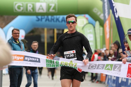 Hans-Peter Innerhofer bejubelt seinen ersten Staatsmeistertitel im Halbmarathon. © ÖLV/Riedenbauer